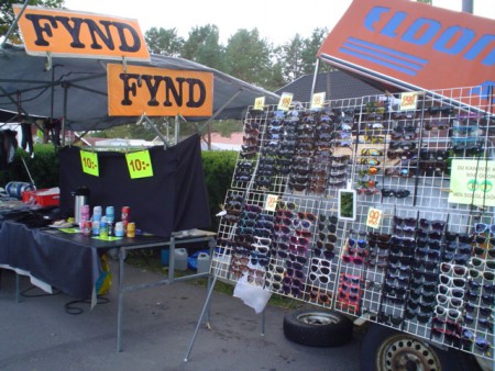 Fyndbänk och massa solglasögon